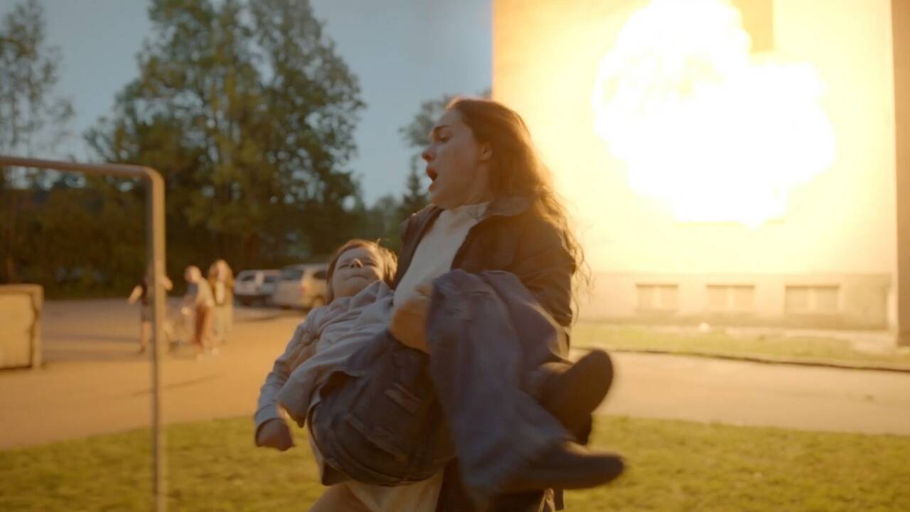 Verena Altenberger mit Filmsohn Jeremy Miliker in „Die beste aller Welten“. 