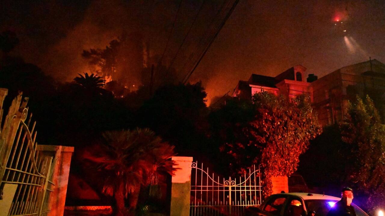 Helikopter bekämpft Flammen in den Hollywood Hills 