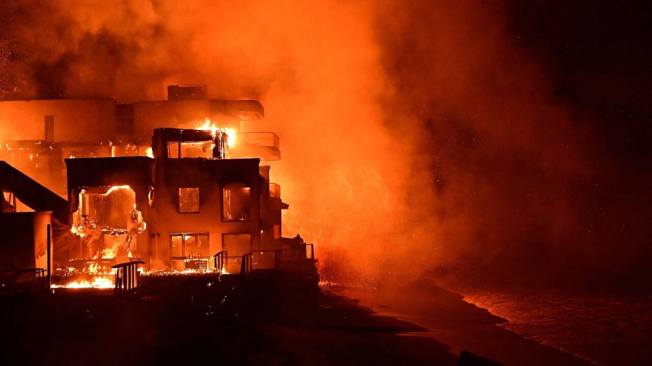 Helikopter bekämpft Flammen in den Hollywood Hills 