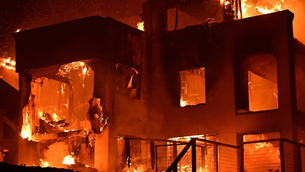 Helikopter bekämpft Flammen in den Hollywood Hills 