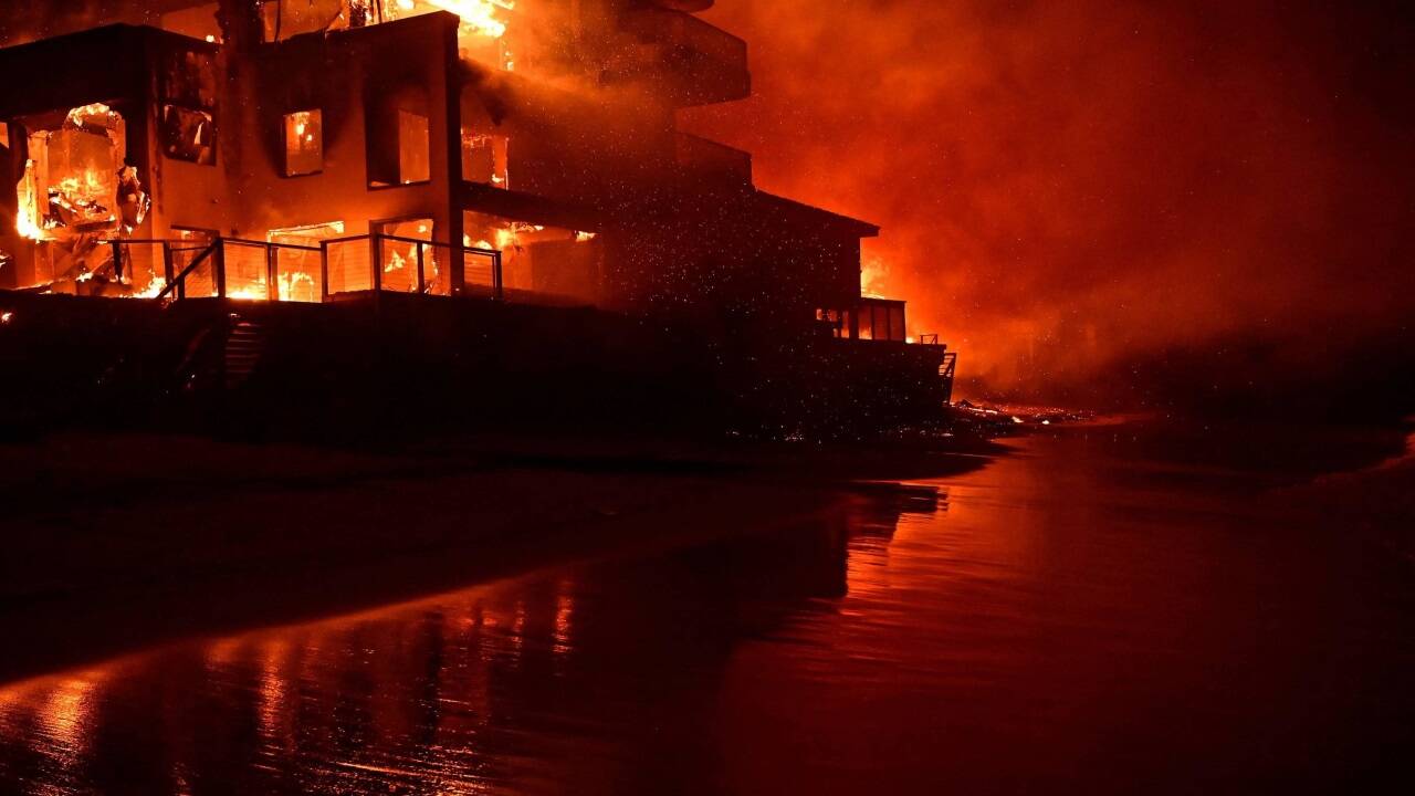 Helikopter bekämpft Flammen in den Hollywood Hills 