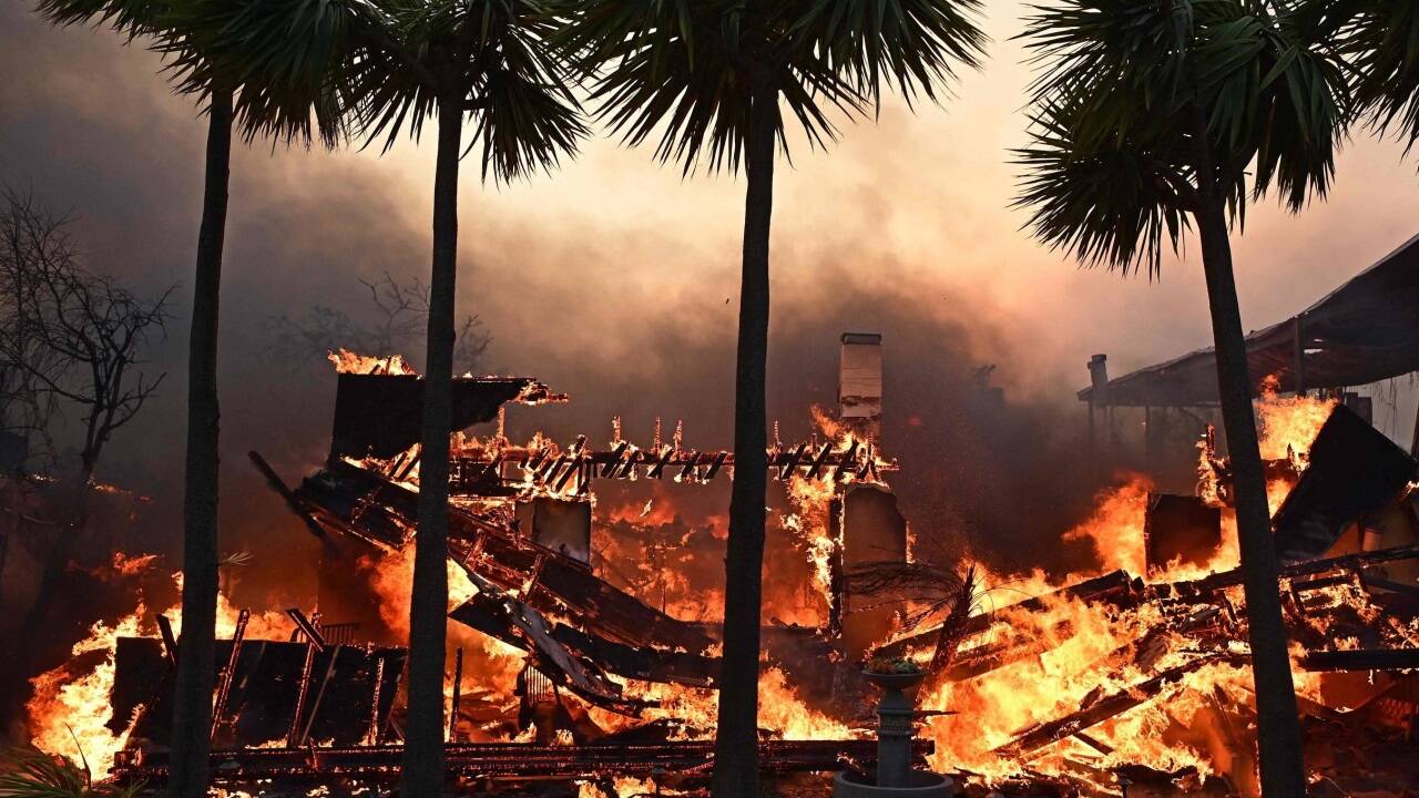Helikopter bekämpft Flammen in den Hollywood Hills 