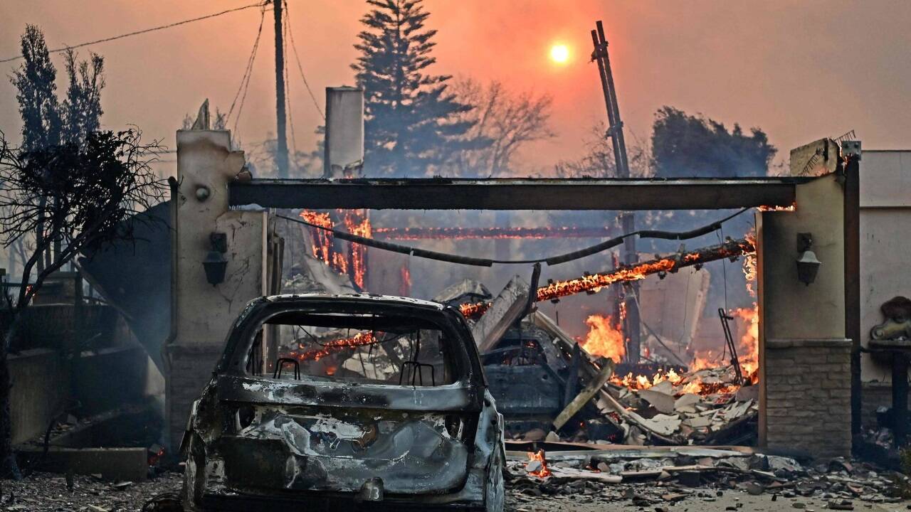 Helikopter bekämpft Flammen in den Hollywood Hills 