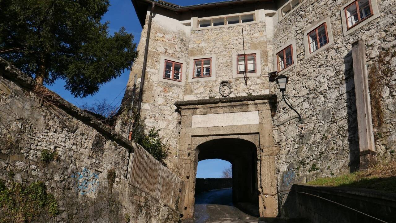 Der markante Torbau auf dem Salzburger Kapuzinerberg.  