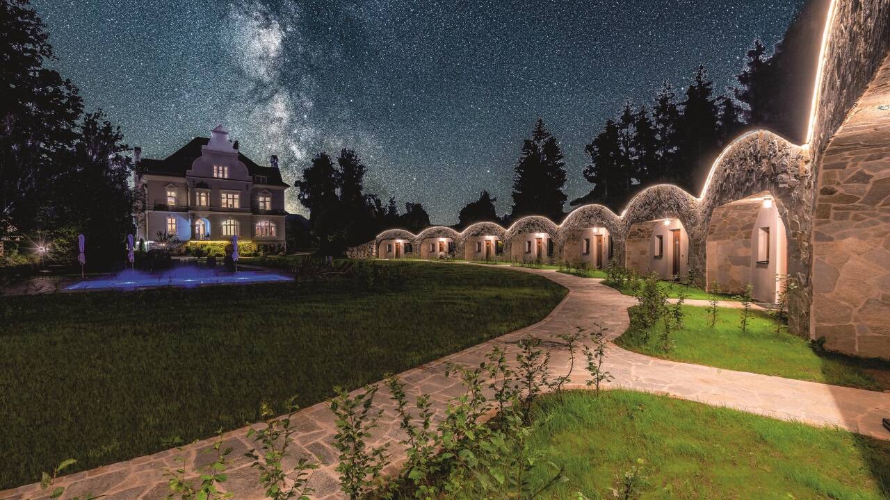 Die Villa in Roßleithen bei Windischgarsten aus 1900 wurde komplett saniert und mit Erdhäusern ergänzt.  
