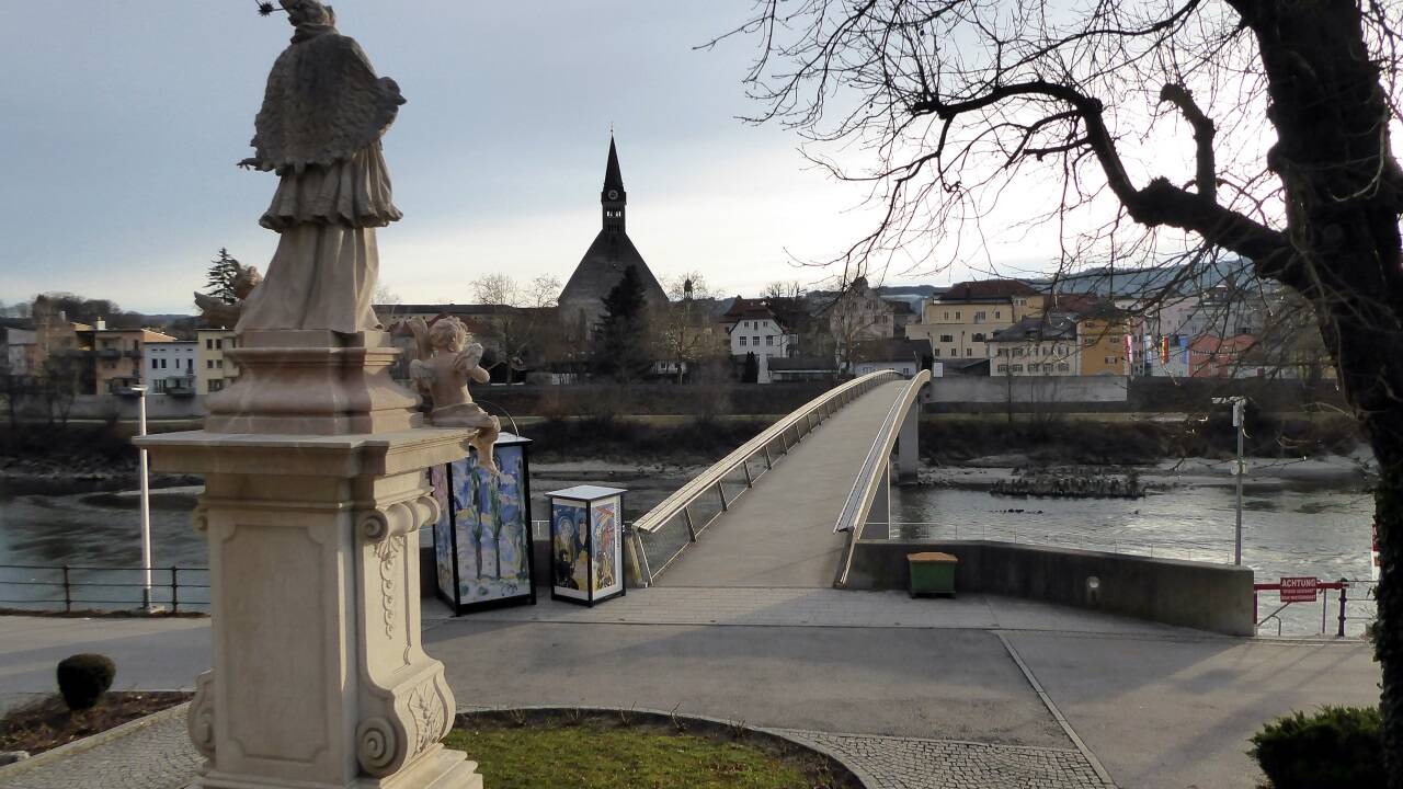 Der hl. Nepomuk blickt über den Europasteg zur Stiftskirche nach Laufen. 