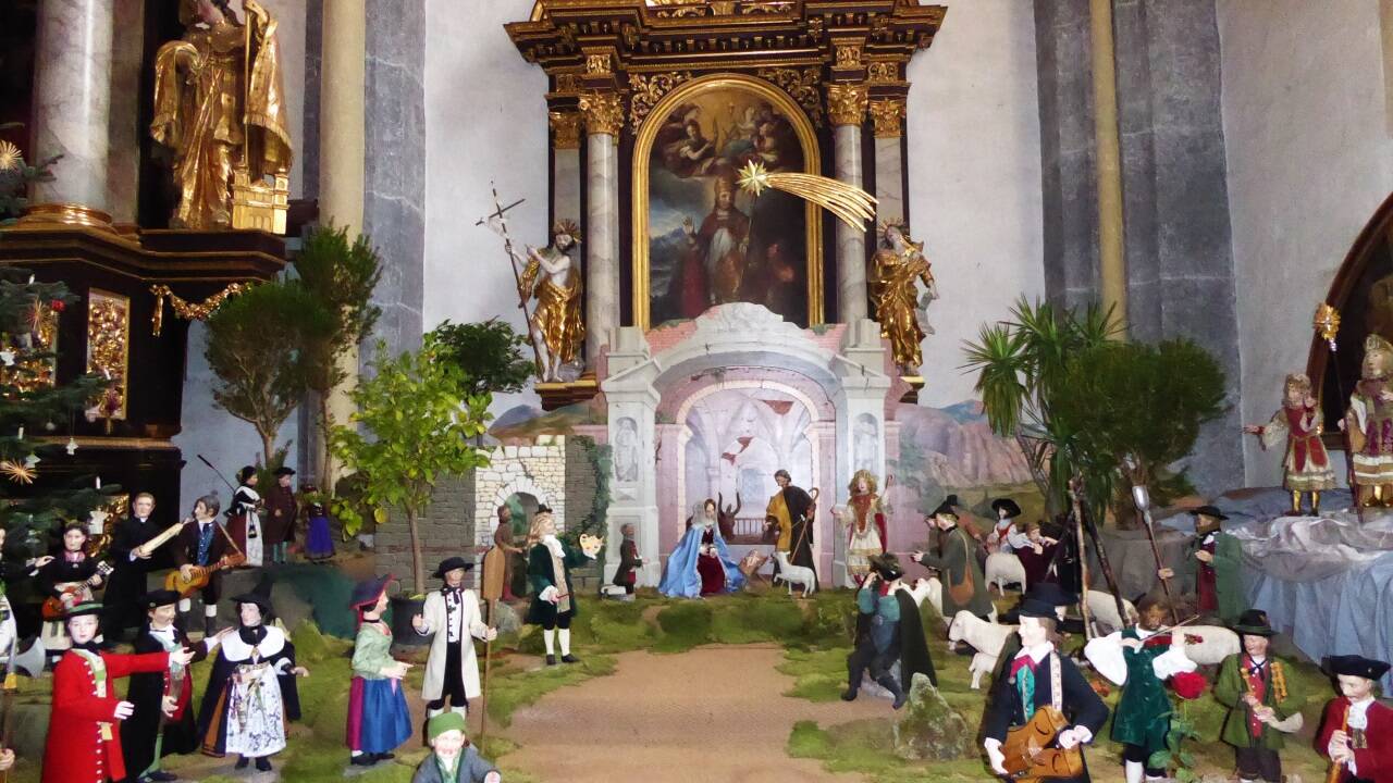 Die Barockkrippe ist vor dem Rupertusaltar in der Stiftskirche Laufen aufgebaut. 