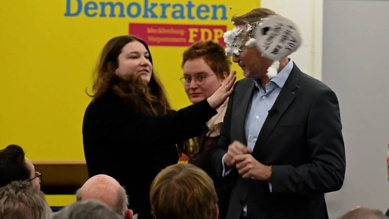 2025: Christian Lindner wird von einer Lokalpolitikerin mit einer Torte beworfen.  