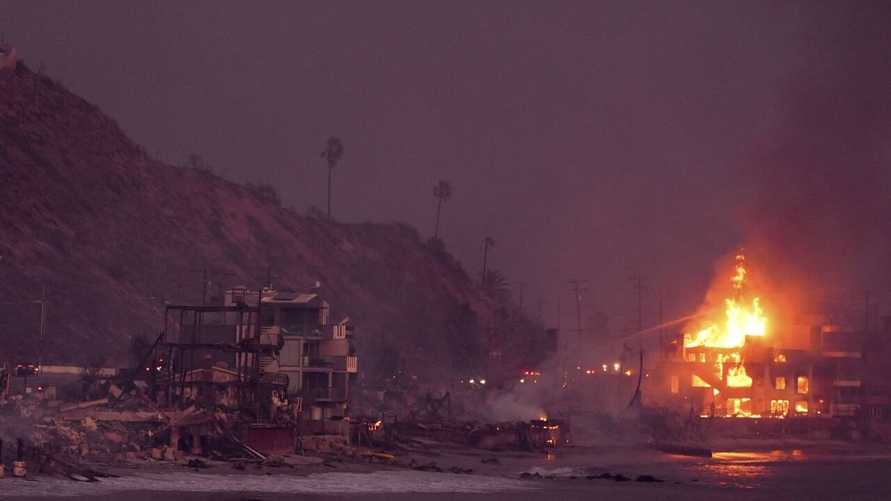 An der weltberühmten Strandfront von Malibu brannten viele Häuser ab. 