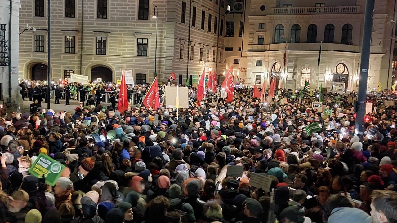Lautstarker Protest direkt unter den Fenstern der Verantwortungsträger. 