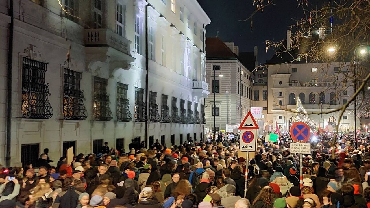 Selbst in der Löwelstraße stauten sich die Demonstranten. 