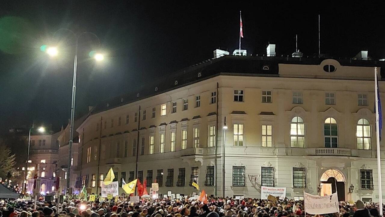 Die Demo durfte mangels Angelobung bis zu den Regierungsgebäuden vorrücken. 