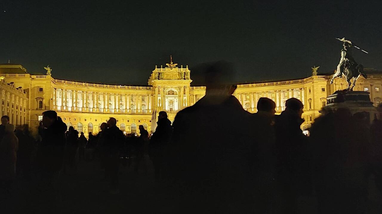 Tausende Menschen strömten über den Heldenplatz zur Kundgebung. 
