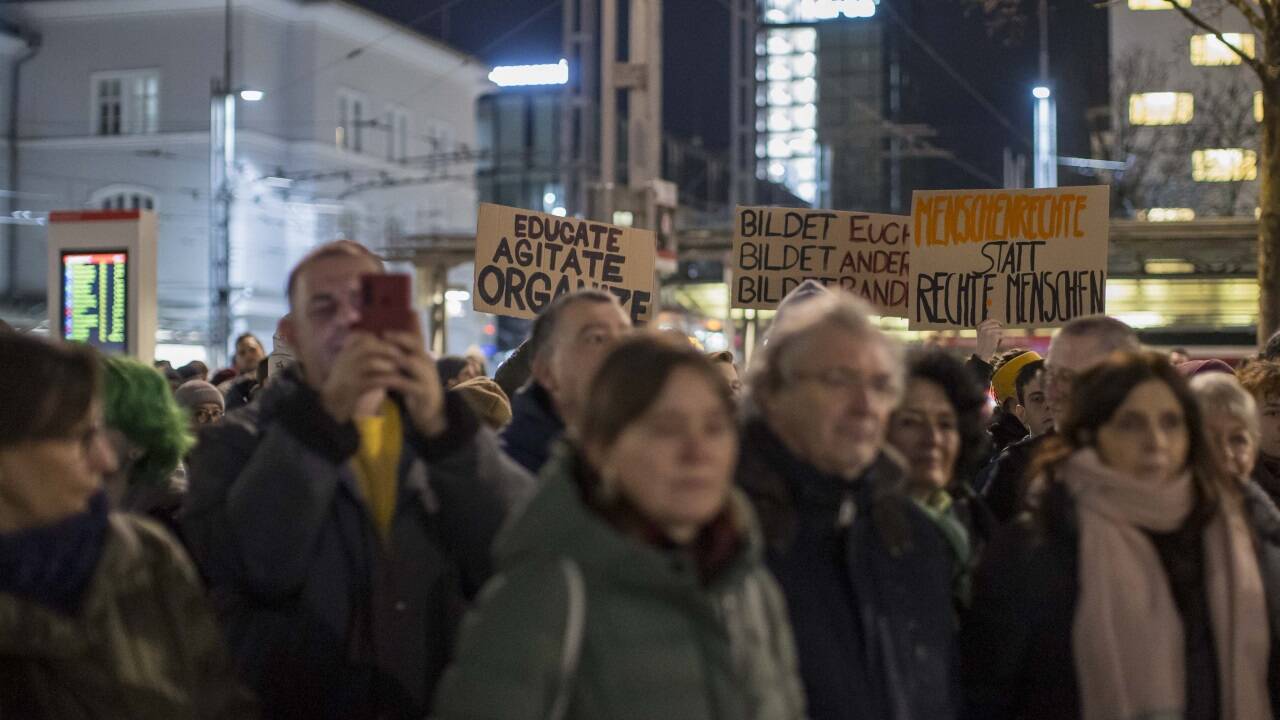 Mindestens 600 bis 1000 Menschen waren am Bahnhofsvorplatz in Salzburg, um gegen eine Regierung aus FPÖ und ÖVP im Bund zu protestieren.  