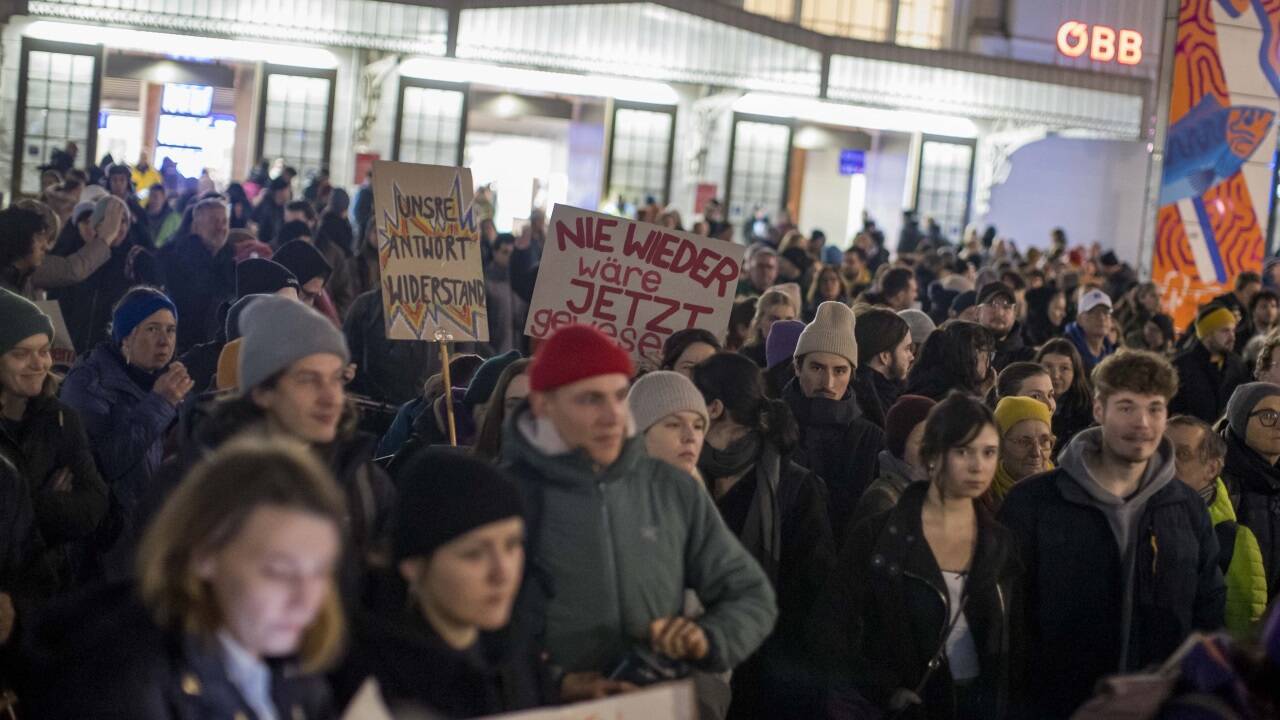 Mindestens 600 bis 1000 Menschen waren am Bahnhofsvorplatz in Salzburg, um gegen eine Regierung aus FPÖ und ÖVP im Bund zu protestieren.  
