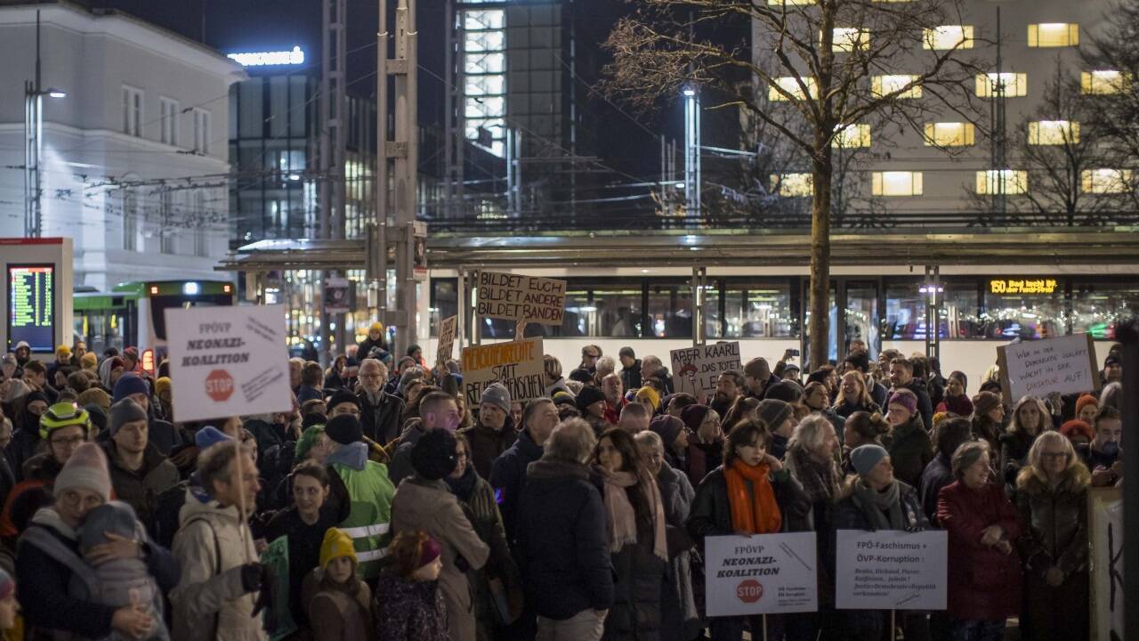 Mindestens 600 bis 1000 Menschen waren am Bahnhofsvorplatz in Salzburg, um gegen eine Regierung aus FPÖ und ÖVP im Bund zu protestieren.  