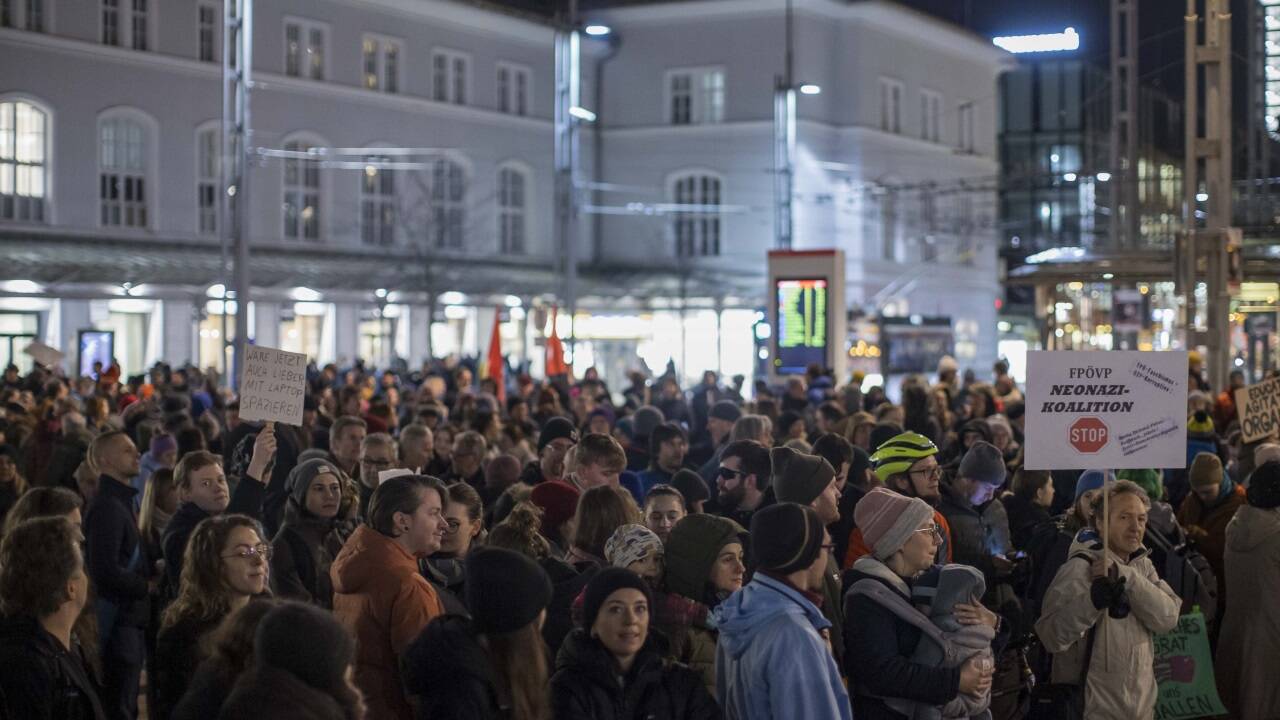 Mindestens 600 bis 1000 Menschen waren am Bahnhofsvorplatz in Salzburg, um gegen eine Regierung aus FPÖ und ÖVP im Bund zu protestieren.  