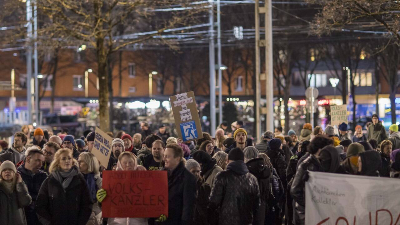 Mindestens 600 bis 1000 Menschen waren am Bahnhofsvorplatz in Salzburg, um gegen eine Regierung aus FPÖ und ÖVP im Bund zu protestieren.  