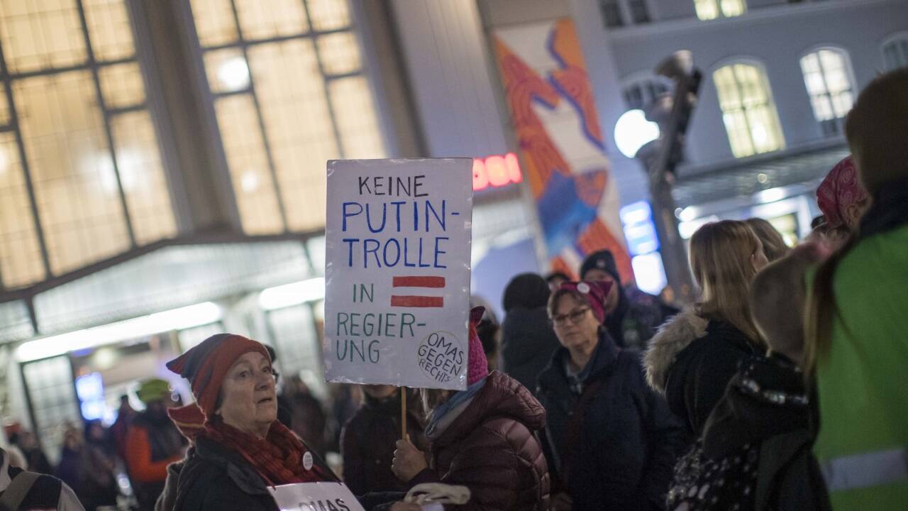 Mindestens 600 bis 1000 Menschen waren am Bahnhofsvorplatz in Salzburg, um gegen eine Regierung aus FPÖ und ÖVP im Bund zu protestieren.  