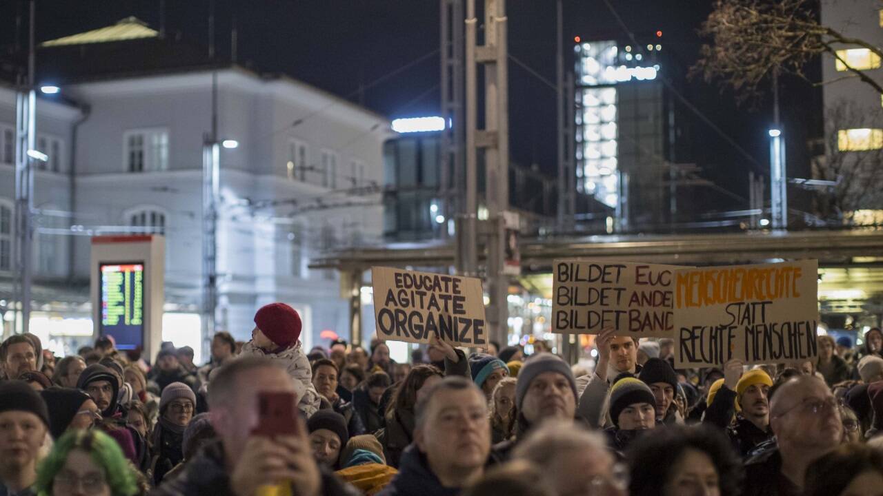 Mindestens 600 bis 1000 Menschen waren am Bahnhofsvorplatz in Salzburg, um gegen eine Regierung aus FPÖ und ÖVP im Bund zu protestieren.  
