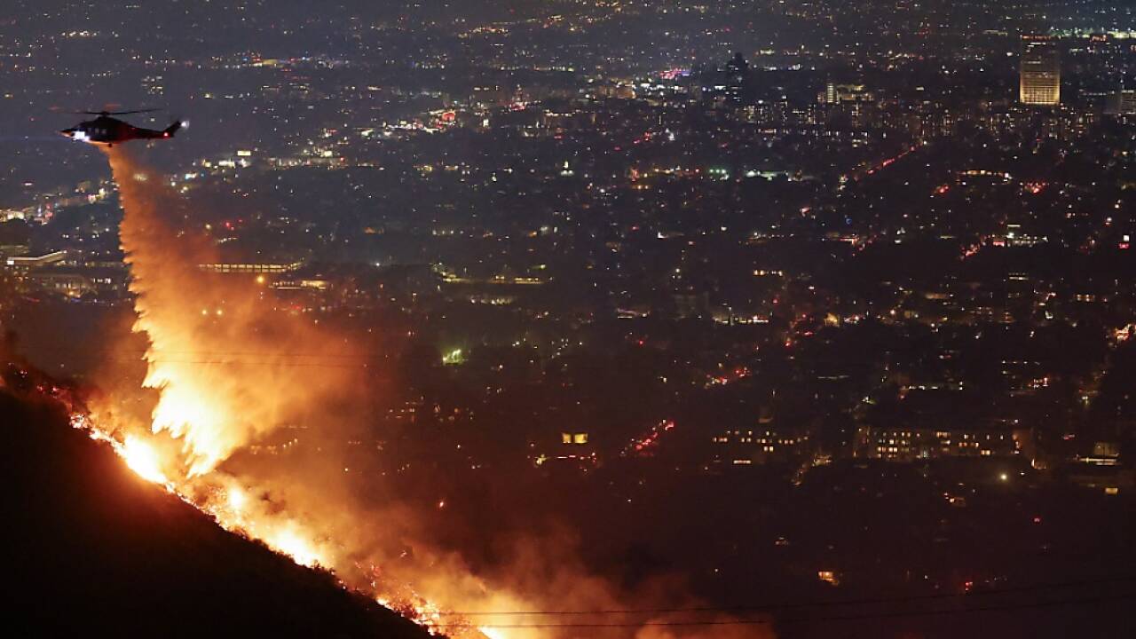 Helikopter bekämpft Flammen in den Hollywood Hills 