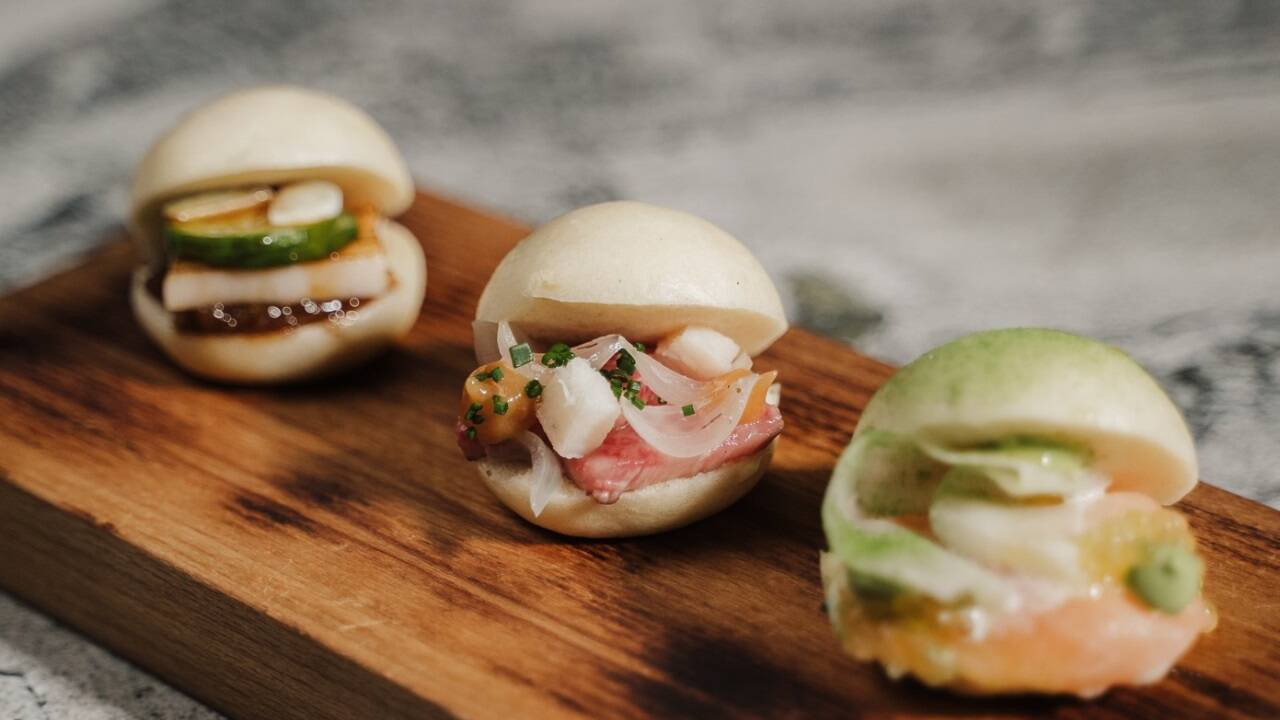 Diese Knödel heißen: „Rosa Bianca Aubergine, Edamame und Miso“. 