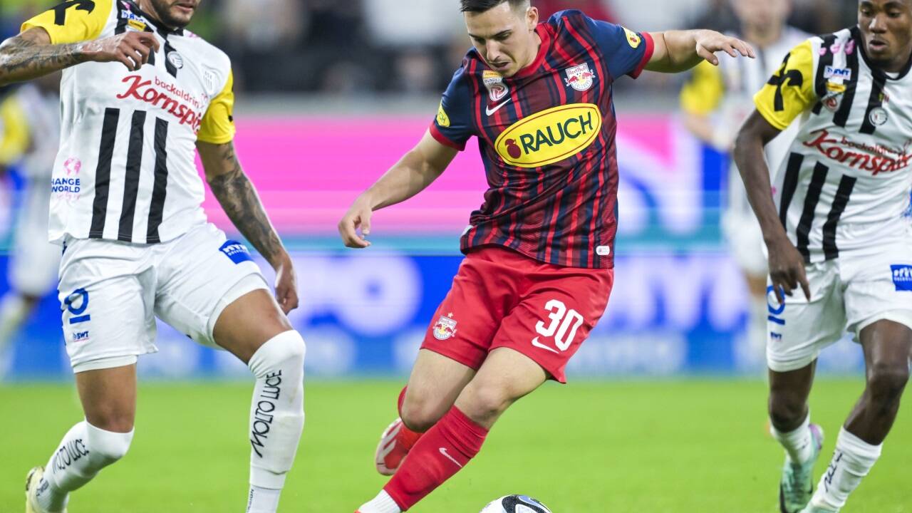 Oscar Gloukh (M.) und Co. müssen in der Bundesliga gehörig aufholen.  