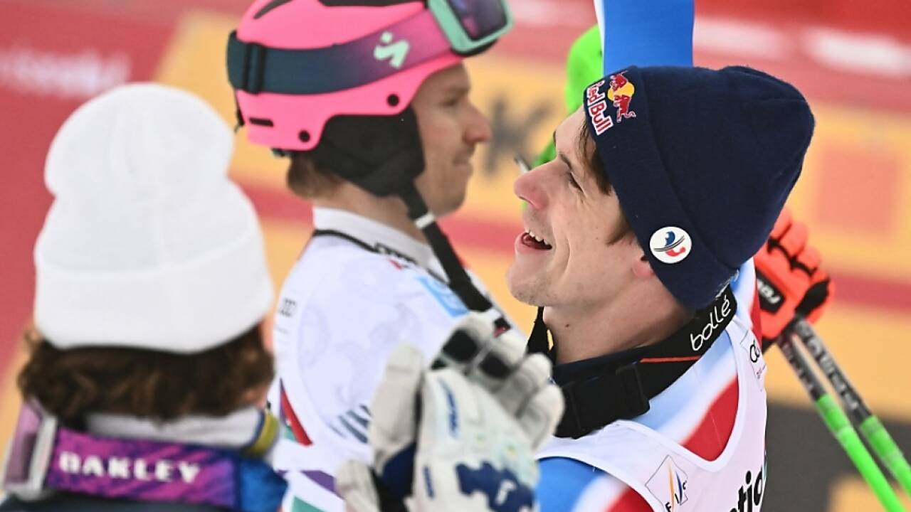 Noel (r.) - umringt von Braathen (l.) und Kristoffersen - jubelte 