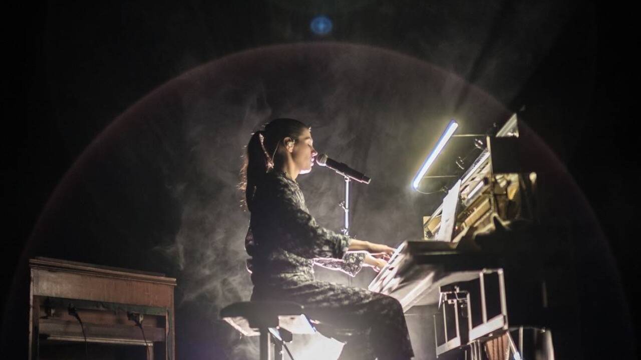 Anja Plaschg taucht als Soap&Skin beim Konzert in Salzburg tief in die Liederwelt – auch in die anderer. 