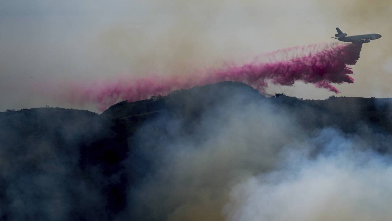 Paris Hilton beschrieb, dass sie aus der Ferne im Fernsehen ansehen musste, wie ihr Haus in Malibu bis auf die Grundmauern abbannte.  