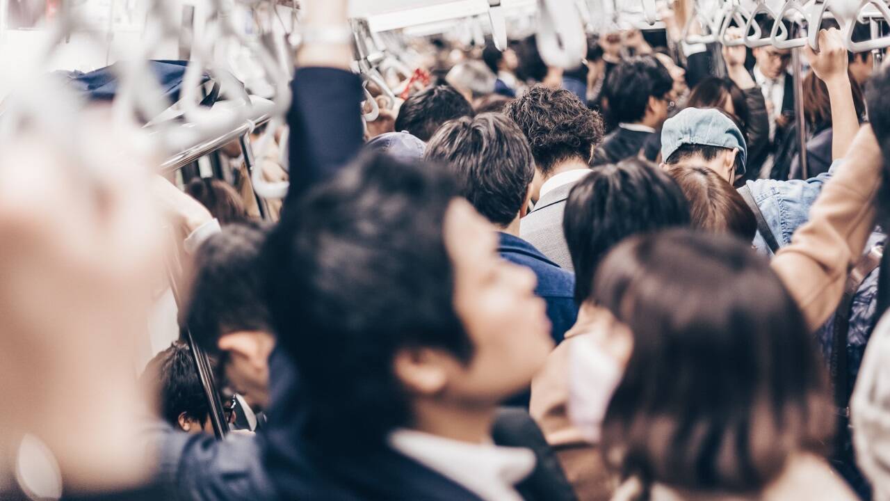 In Tokio, mit 37 Millionen Einwohnern der größte Ballungsraum der Welt, wird für einen Teil der Beschäftigten im öffentlichen Dienst die Viertagewoche getestet. 