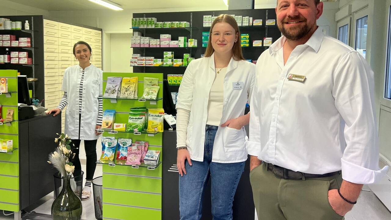 Thomas Mair mit seinen Mitarbeiterinnen Lara Wieser (links) und Lea Möschl. Nicht im Bild: Susanne Mair; sie ist an zwei Tagen pro Woche im Einsatz. 