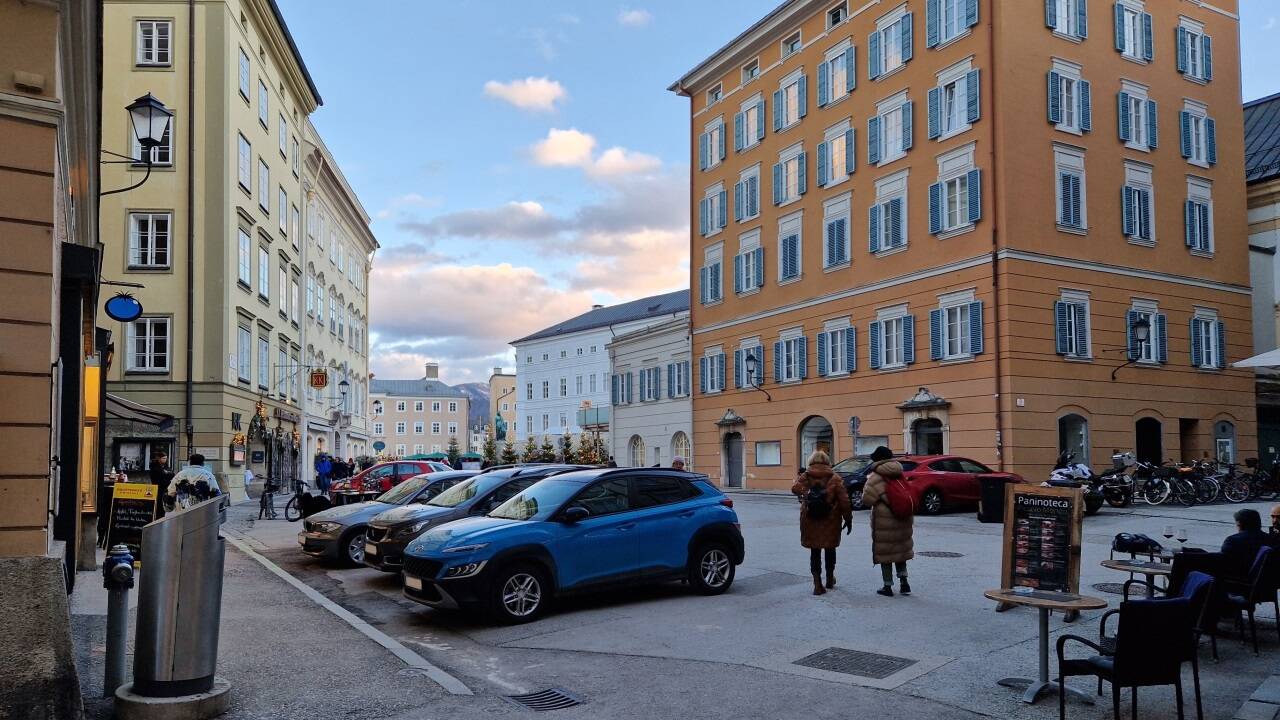 Der Waagplatz als Parkplatz: Ein Bild, das bald der Vergangenheit angehören wird. Der Waagplatz als Parkplatz: Ein Bild, das bald der Vergangenheit angehören wird.