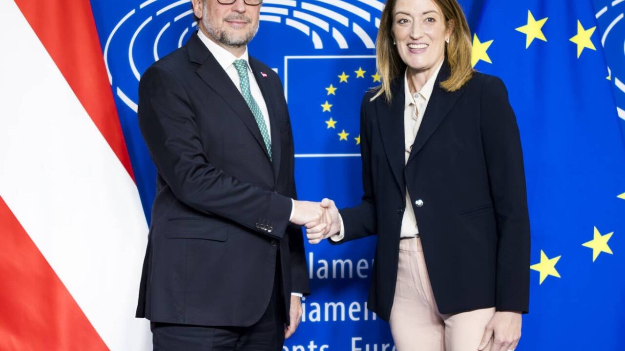 Alexander Schallenberg kehrte am Montag als Bundeskanzler nach Brüssel zurück. Dort traf zuerst auf Parlamentspräsidentin Roberta Metsola. 