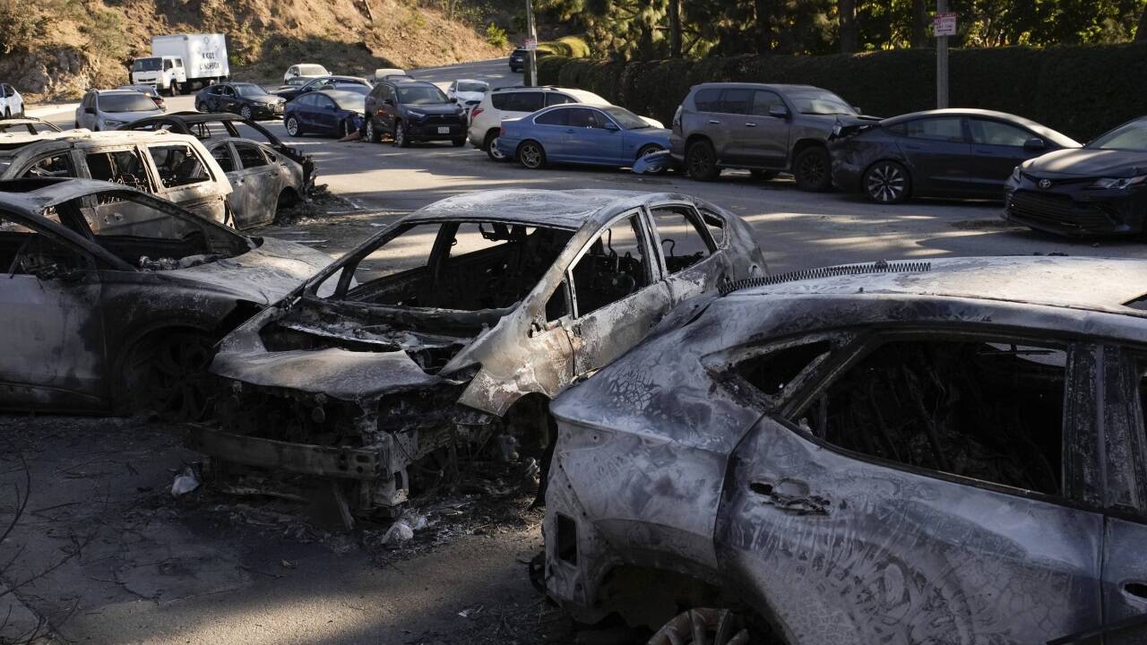 Dutzende ausgebrannte Autos stehen in den Pacific Palisades verkohlt am Straßenrand.  
