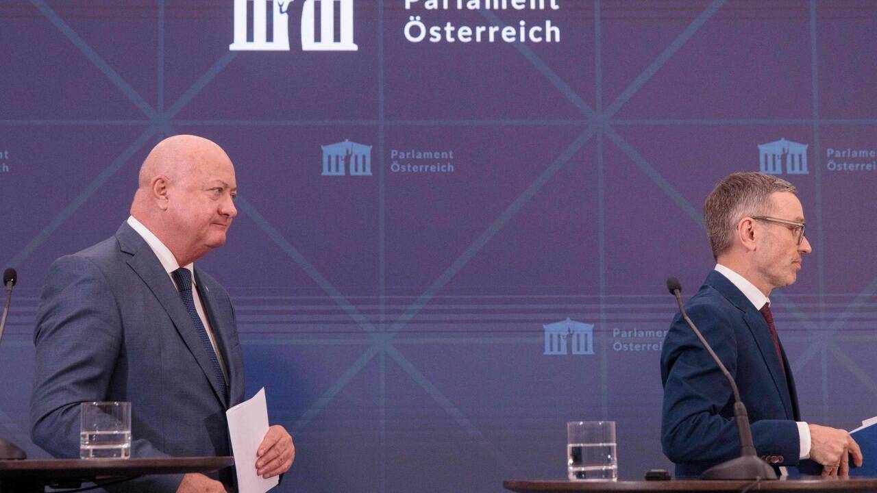 Die blau-schwarzen Verhandler präsentierten am Montag erste Pläne zur Budgetsanierung. Die blau-schwarzen Verhandler präsentierten am Montag erste Pläne zur Budgetsanierung.
