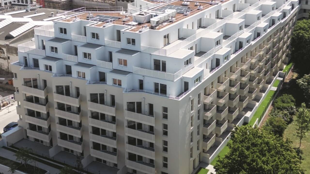 Das Projekt „KleeLiving“ in Wien verfügt über ein CO<Tiefstellen>2</Tiefstellen>-optimiertes Energie- und Gebäudekonzept mit Bauteilaktivierung, Nutzung von Geothermie zum Temperieren sowie einer großen PV-Anlage. 