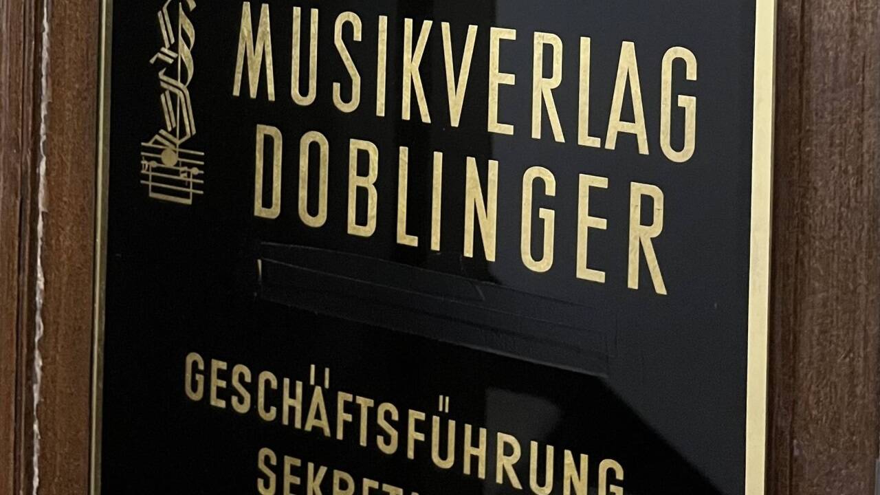 Türschild des Doblinger-Verlages in der Dorotheergasse in Wien.  