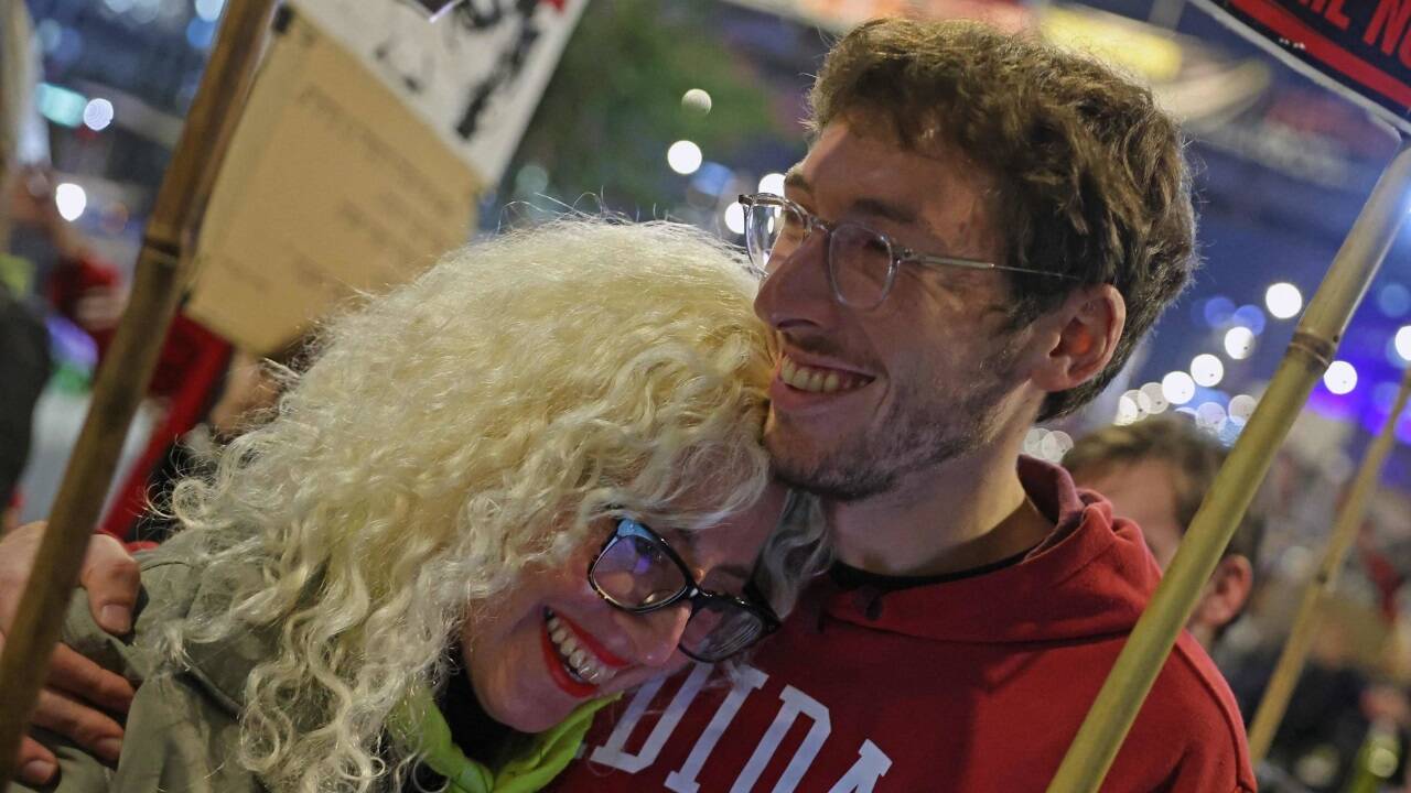 Demonstranten umarmen sich, nachdem der Deal bekannt wird. 98 israelische Geiseln sind noch immer und seit eineinhalb Jahren in der Gewalt der Hamas. Die Hälfte soll noch am Leben sein - sie sollen nun heimkehren. Demonstranten umarmen sich, nachdem der Deal bekannt wird. 98 israelische Geiseln sind noch immer und seit eineinhalb Jahren in der Gewalt der Hamas. Die Hälfte soll noch am Leben sein - sie sollen nun heimkehren.