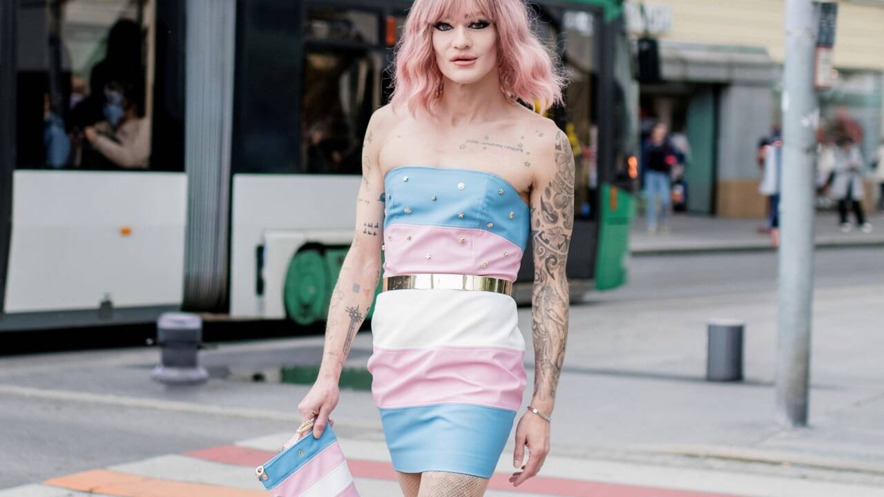 Christoph Skoff aka Gloria Hole auf dem ersten Regenbogenzebrastreifen in Graz. Den blauen Streifen hat er selbst bemalt. Christoph Skoff aka Gloria Hole auf dem ersten Regenbogenzebrastreifen in Graz. Den blauen Streifen hat er selbst bemalt.