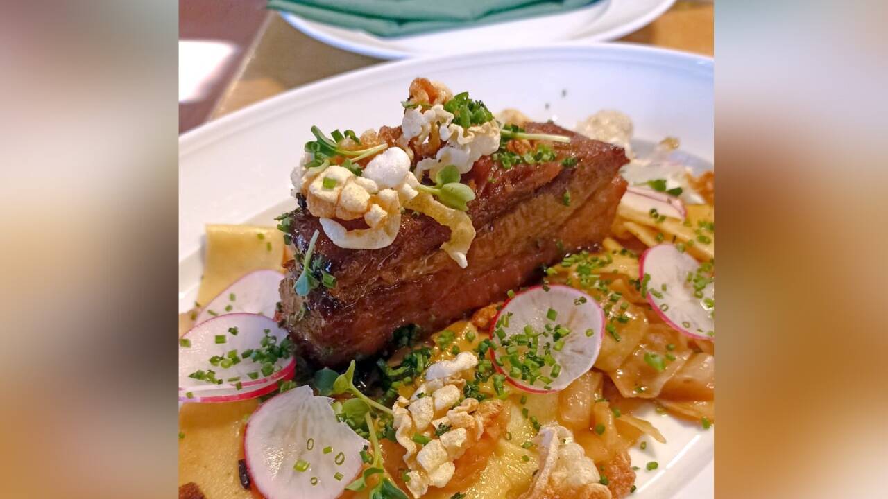 Schweinebauch mit Krautfleckerl und Radieschen. 