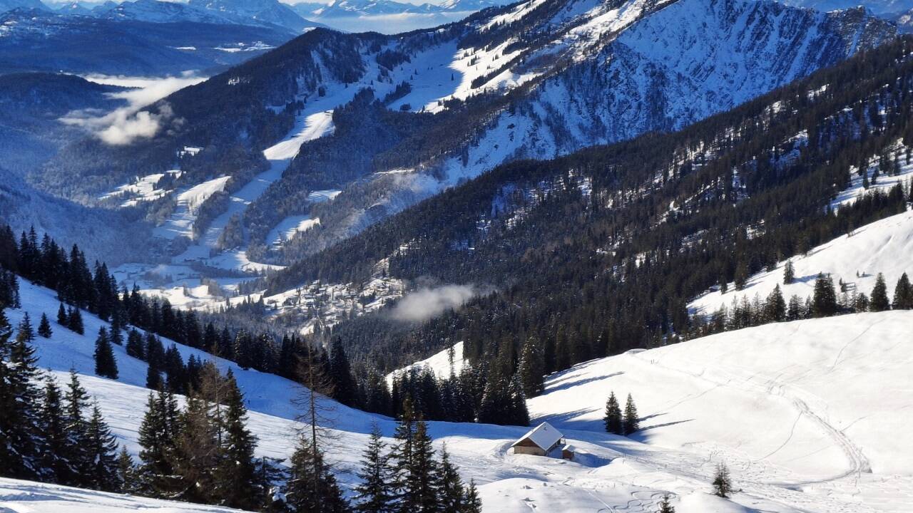 Der Blick vom Peitingköpfl auf die Heutallifte und das Dürrnbachhorn (rechts). 