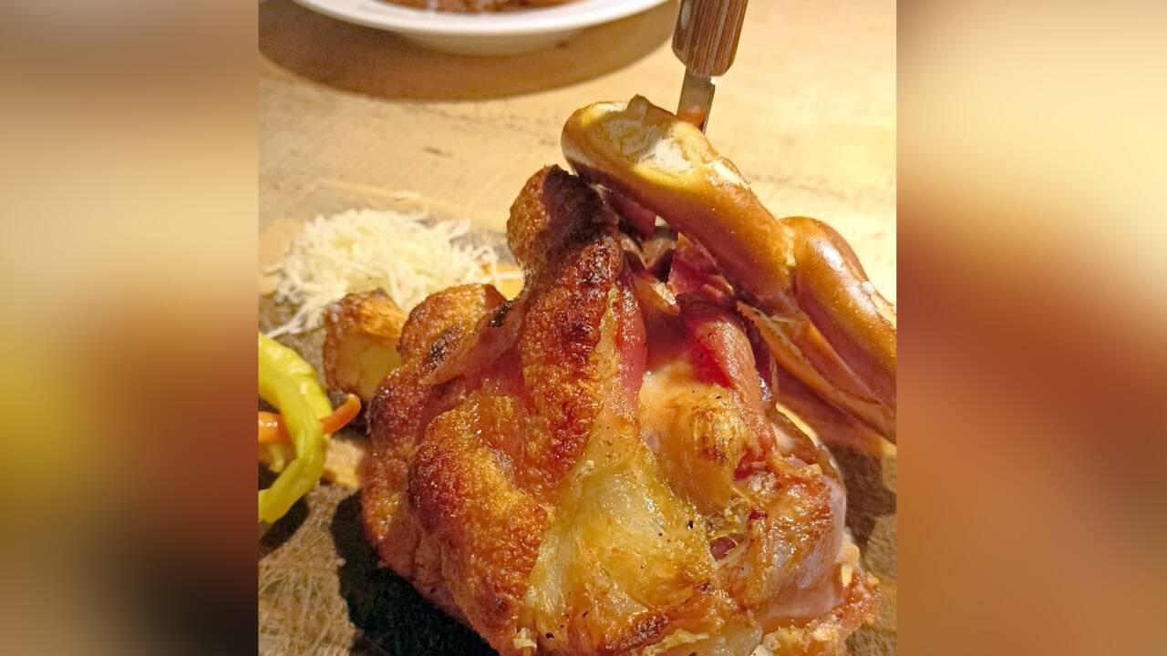Ein bayrischer Wirtshausklassiker: Halbe Stelze mit Brezn, gefülltem Paprika, Senf und Kren. 