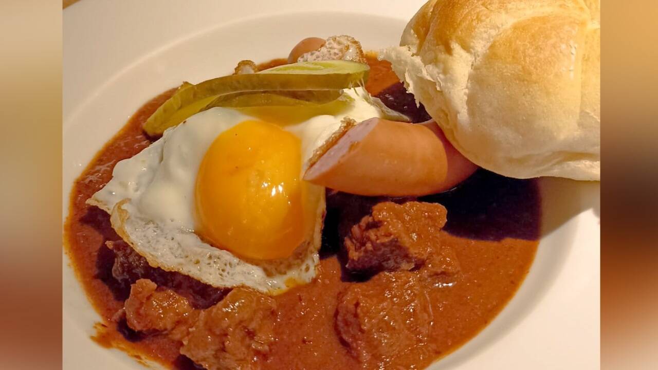 Klassisches Fiakergulasch mit Semmerl. 