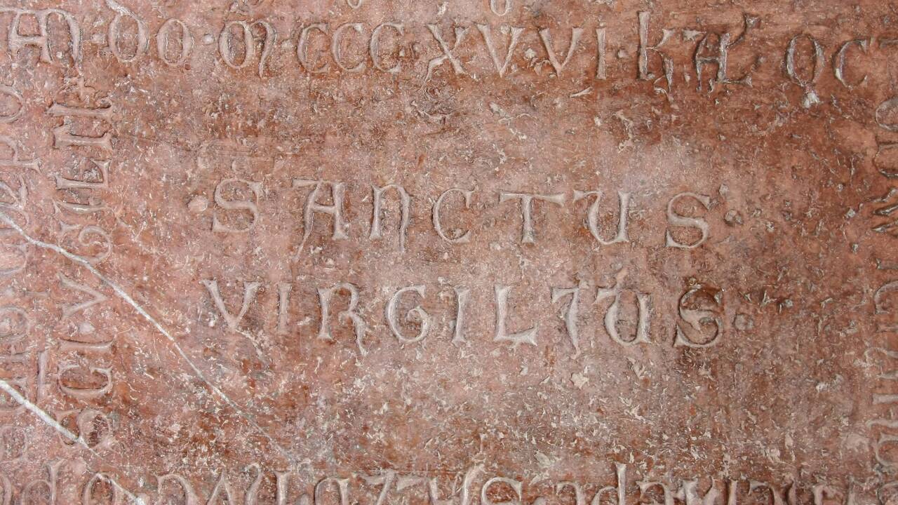 Ein schlichter Gedenkstein.  