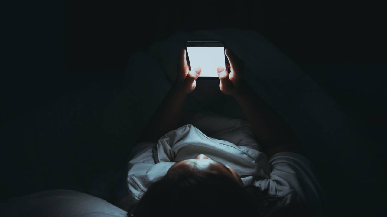 Wenn mit dem Smartphone im Bett noch Inhalte konsumiert werden, die das Hirn anregen, wirkt sich das negativ auf die Schlafqualität aus, warnt Schlafforscher Manuel Schabus.  