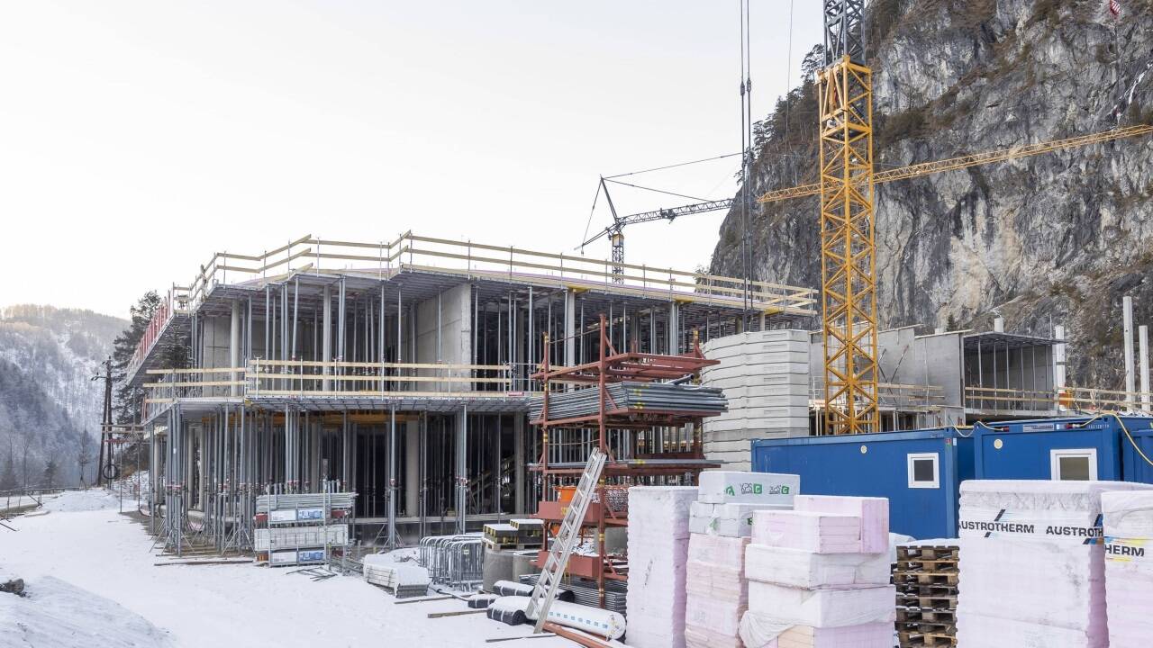 Im neuen Hauptquartier („House of the Deers“, etwa: Haus der Hirsche) sollen bald bis zu 30.000 Paar Ski der Marken Van Deer und Augment produziert werden. Als finanzkräftiger Investor an Bord ist der Getränkekonzern Red Bull.  