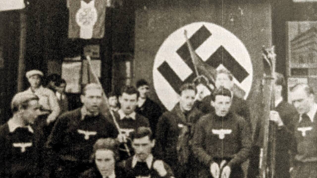 Das reichsdeutsche Skinationalteam wurde bei den Akademischen Winterspielen 1937 am Bahnhof in Zell am See mit der Hakenkreuzfahne empfangen.  