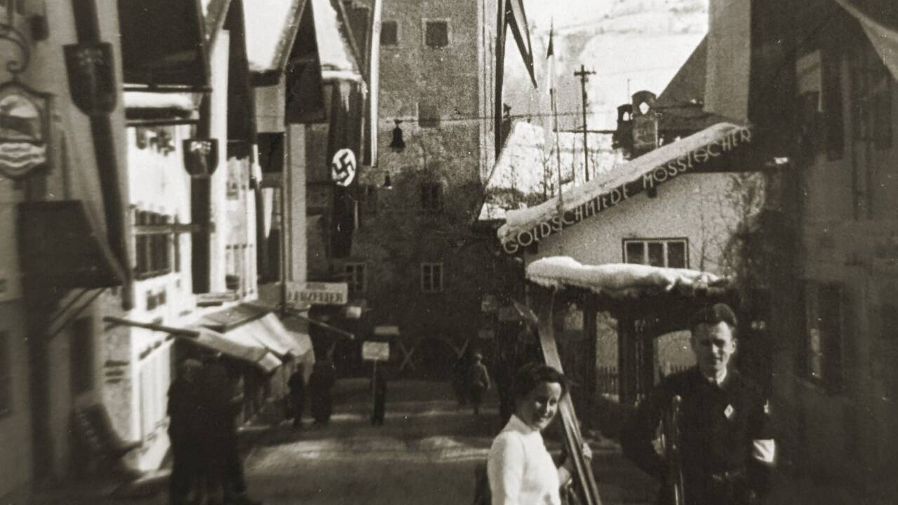 In Zell am See mit Hakenkreuzfahne um 1939/40. 
