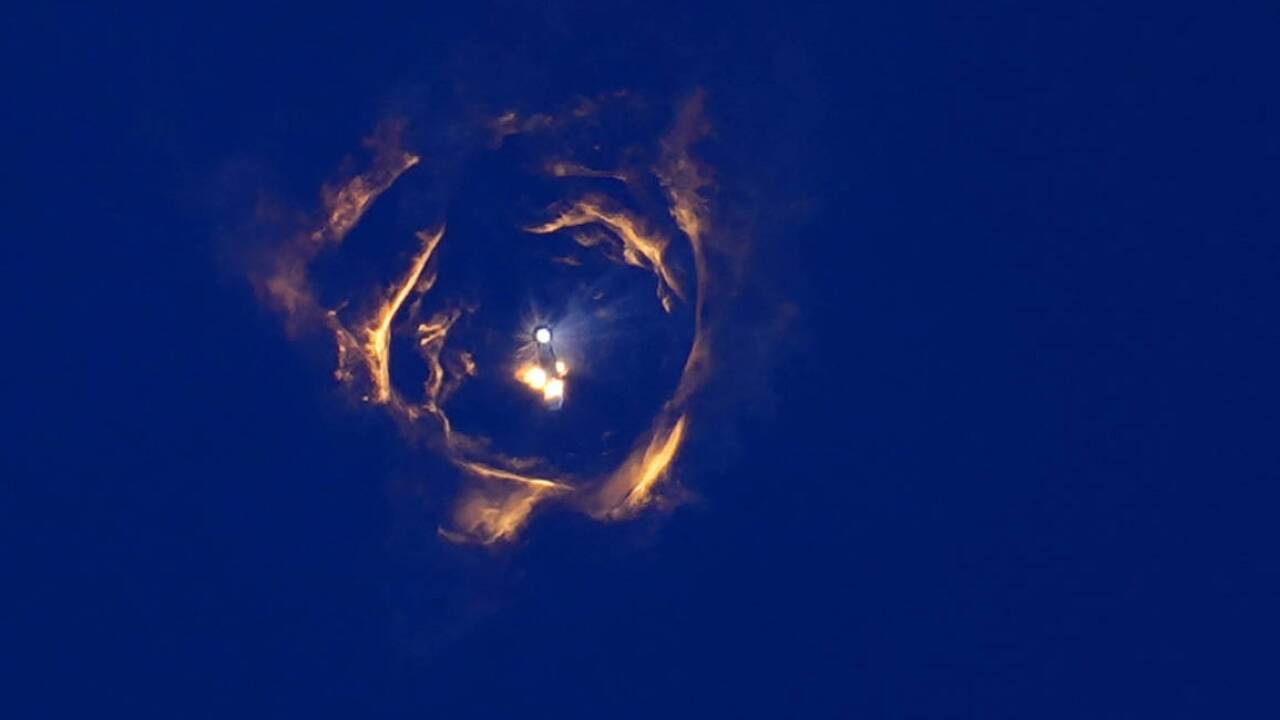 Die beiden Teile der Rakete trennen sich 